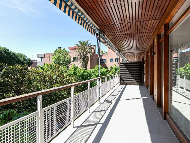 Elegant Living with Terrace in Prime Les Tres Torres Location, Barcelona