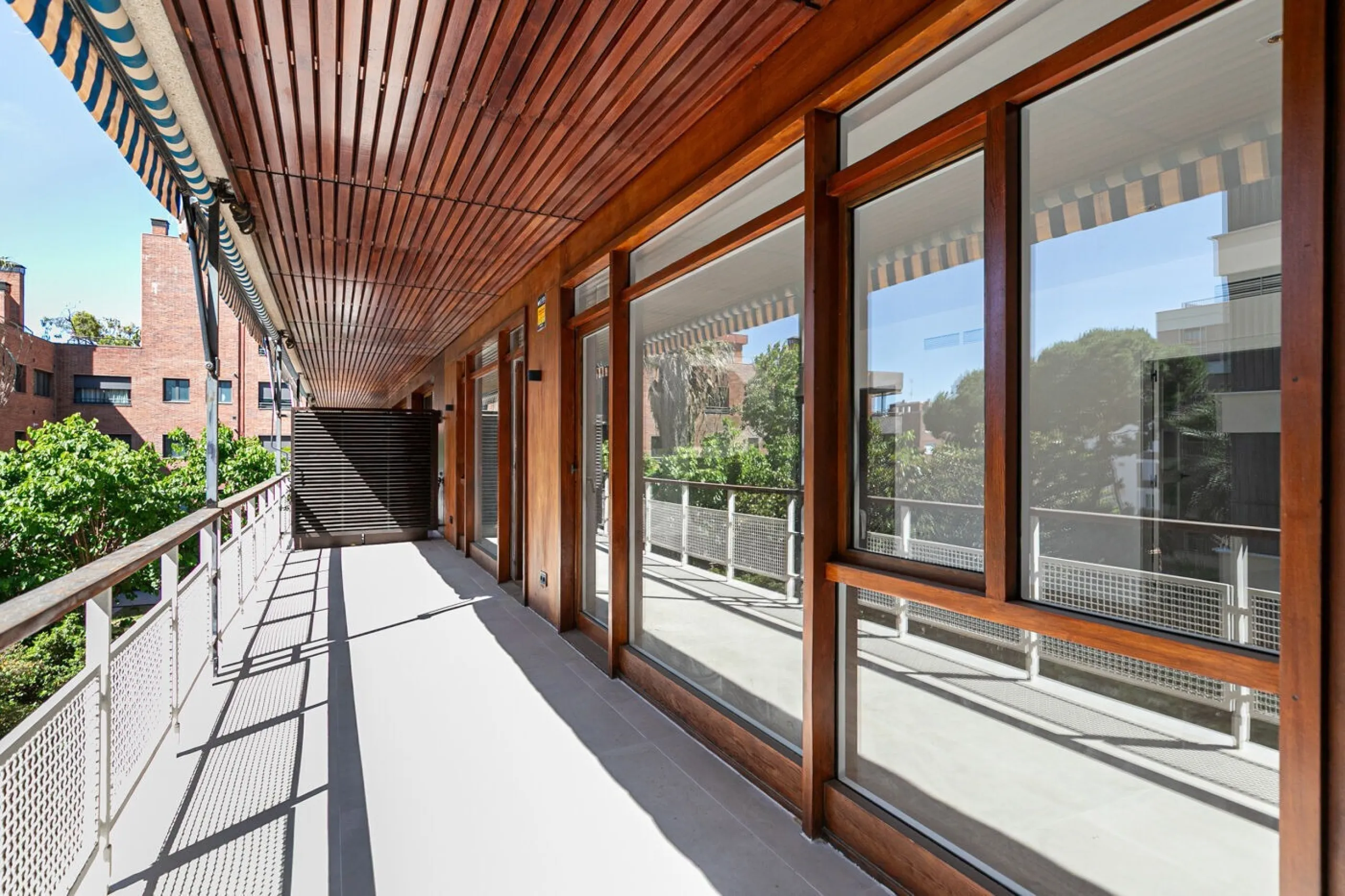 Elegant Living with Terrace in Prime Les Tres Torres Location, Barcelona