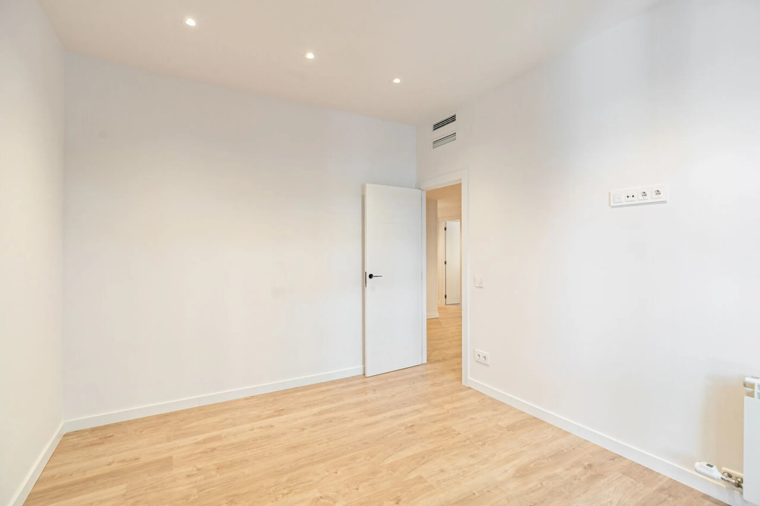 Elegant Living with Terrace in Prime Les Tres Torres Location, Barcelona