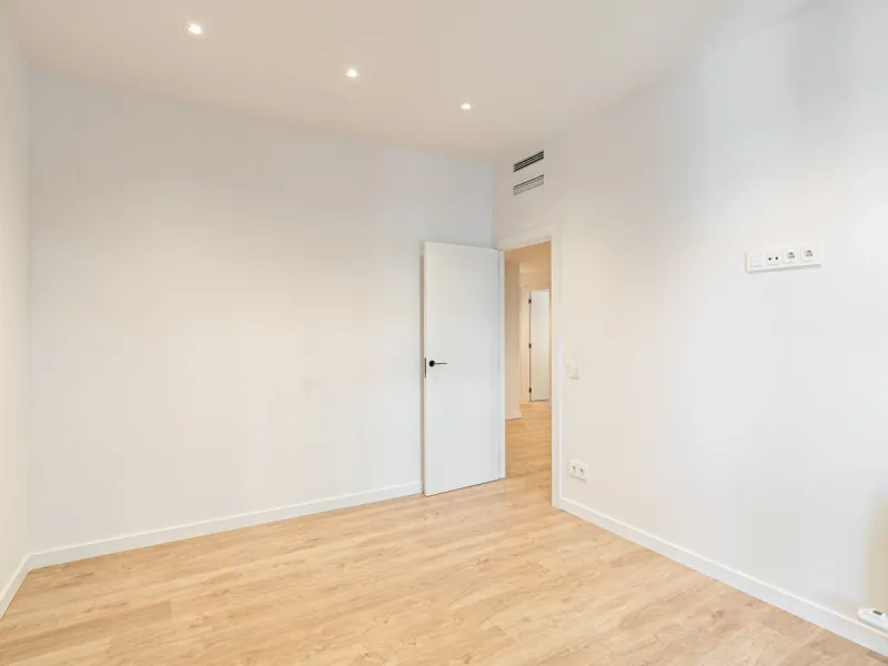 Elegant Living with Terrace in Prime Les Tres Torres Location, Barcelona