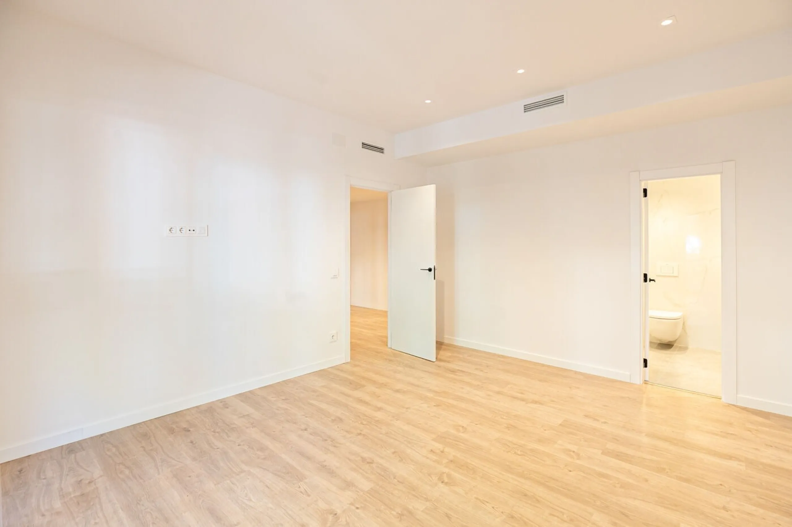 Elegant Living with Terrace in Prime Les Tres Torres Location, Barcelona