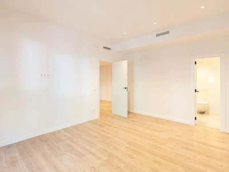 Elegant Living with Terrace in Prime Les Tres Torres Location, Barcelona