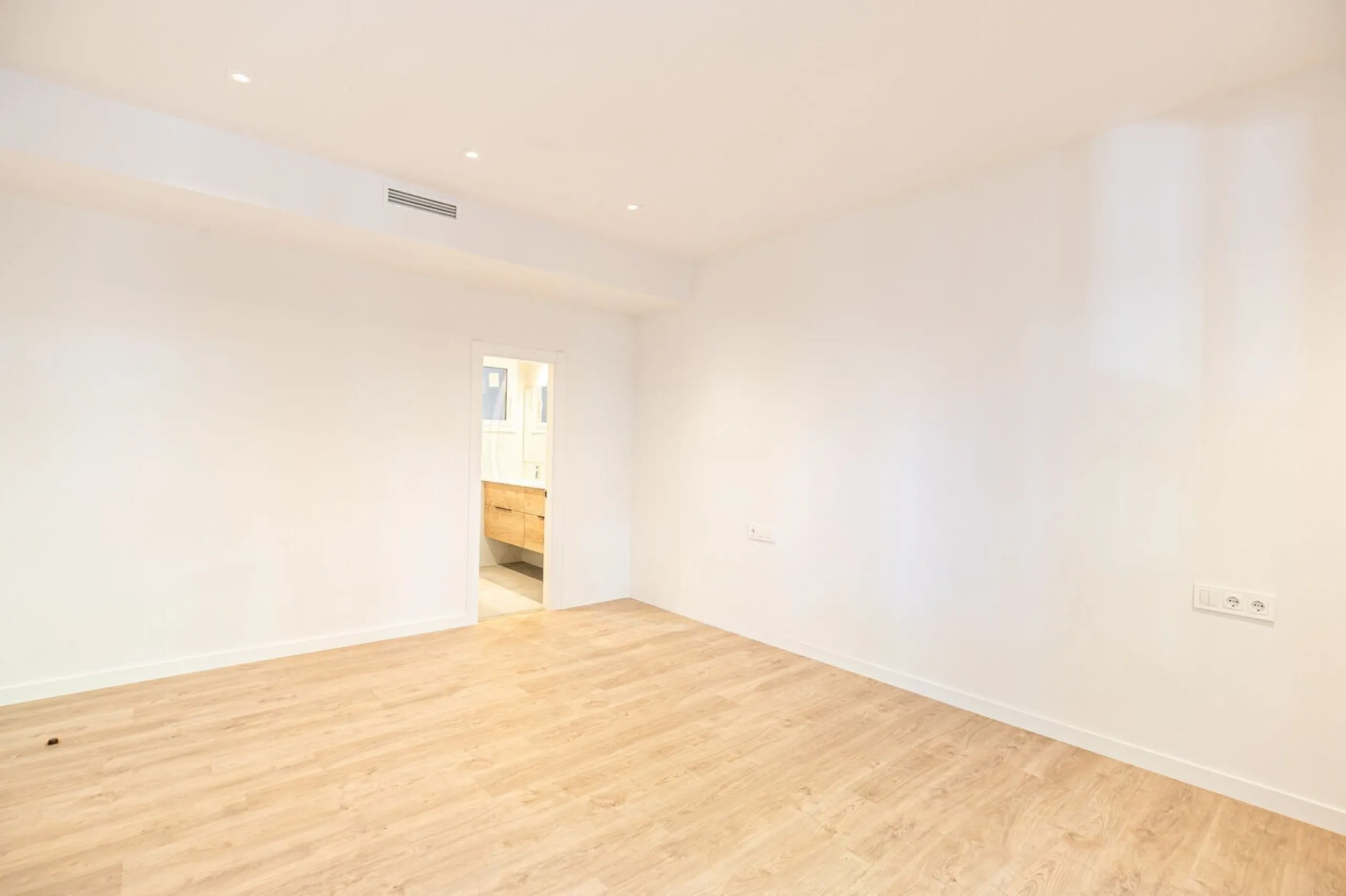 Elegant Living with Terrace in Prime Les Tres Torres Location, Barcelona
