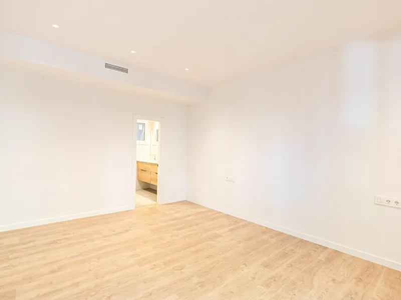 Elegant Living with Terrace in Prime Les Tres Torres Location, Barcelona