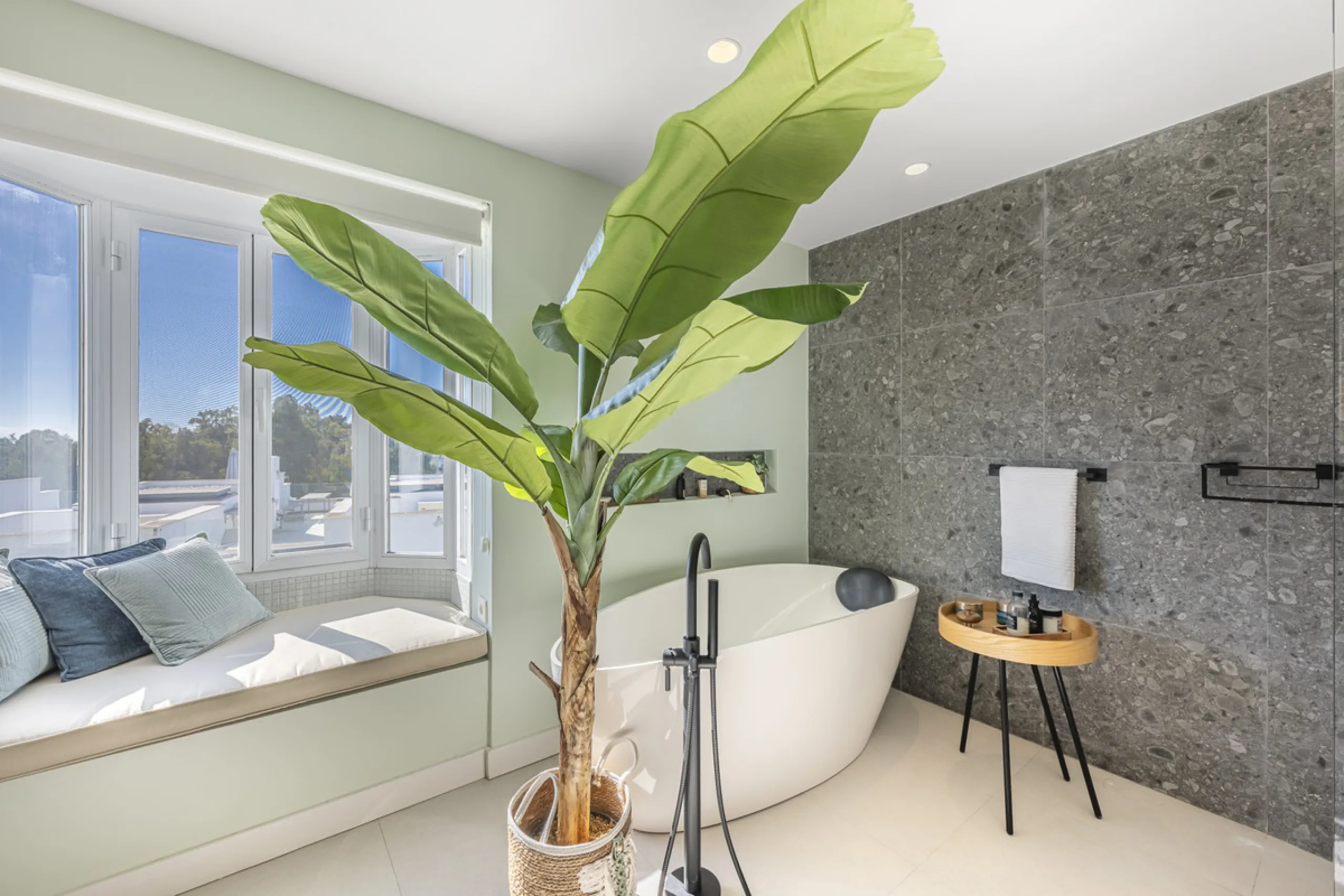 Situated in the sought-after urbanisation of Arco Iris in Altos de Puente Romano, this exceptional townhouse offers a rare opportunity to own one of the most spacious homes within the community. Set in the heart of Marbella's Golden Mile, just a short wal
