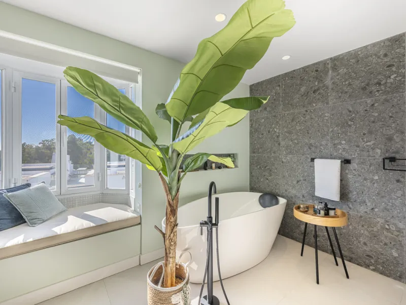 Situated in the sought-after urbanisation of Arco Iris in Altos de Puente Romano, this exceptional townhouse offers a rare opportunity to own one of the most spacious homes within the community. Set in the heart of Marbella's Golden Mile, just a short wal