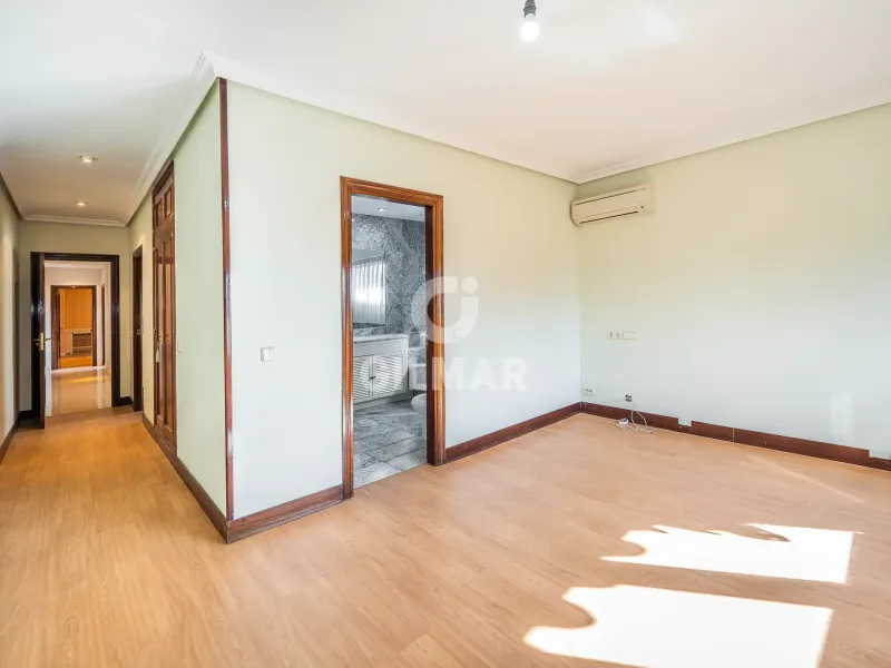 Semi-detached house in Peñagrande - Madrid