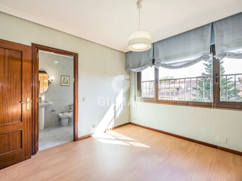 Semi-detached house in Peñagrande - Madrid