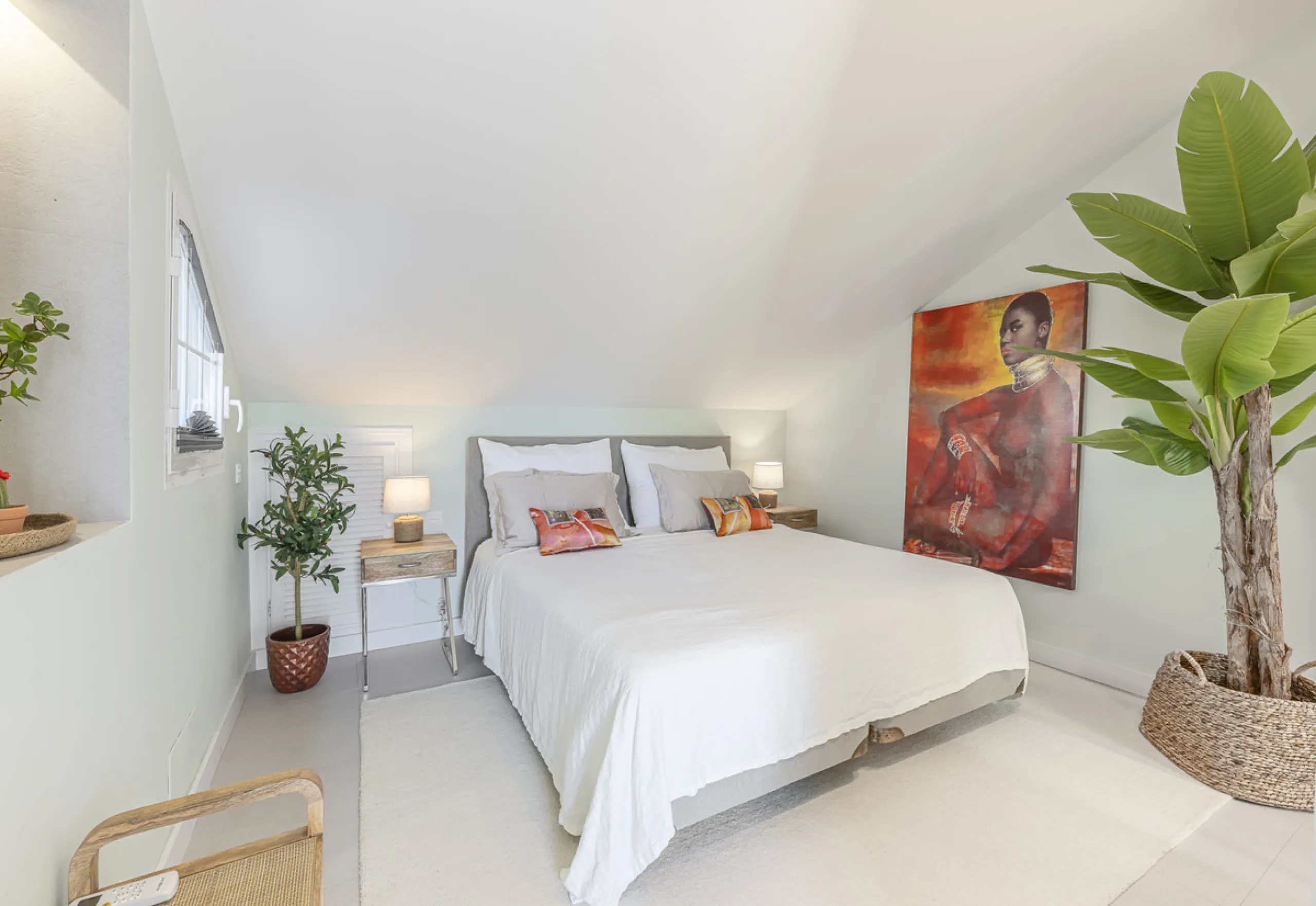 Situated in the sought-after urbanisation of Arco Iris in Altos de Puente Romano, this exceptional townhouse offers a rare opportunity to own one of the most spacious homes within the community. Set in the heart of Marbella's Golden Mile, just a short wal