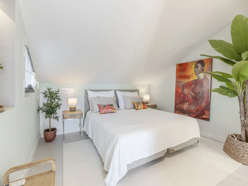 Situated in the sought-after urbanisation of Arco Iris in Altos de Puente Romano, this exceptional townhouse offers a rare opportunity to own one of the most spacious homes within the community. Set in the heart of Marbella's Golden Mile, just a short wal