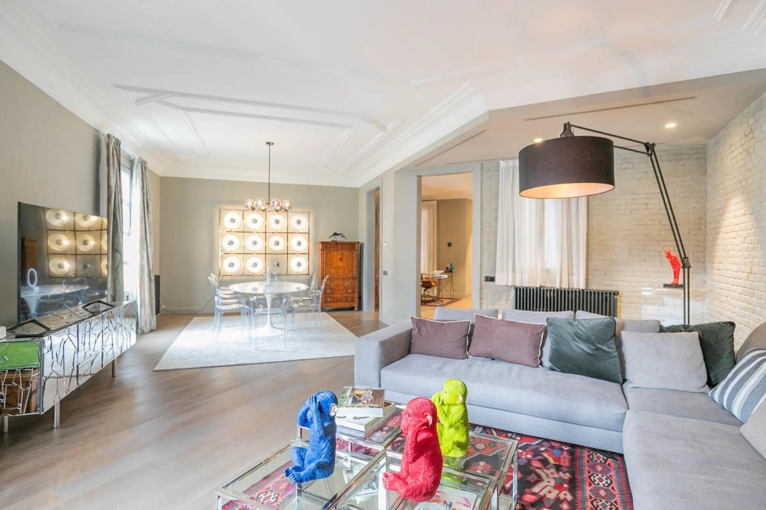 Stylish Flat in Eixample, Steps from Passeig de Gracia, Barcelona