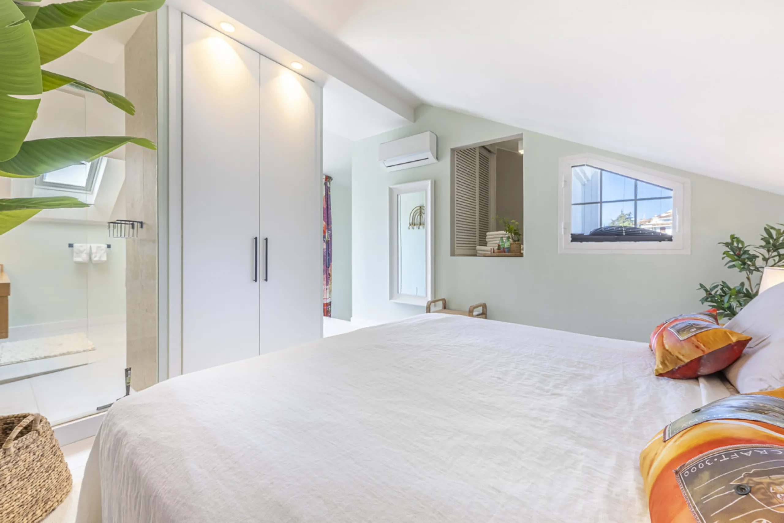 Situated in the sought-after urbanisation of Arco Iris in Altos de Puente Romano, this exceptional townhouse offers a rare opportunity to own one of the most spacious homes within the community. Set in the heart of Marbella's Golden Mile, just a short wal
