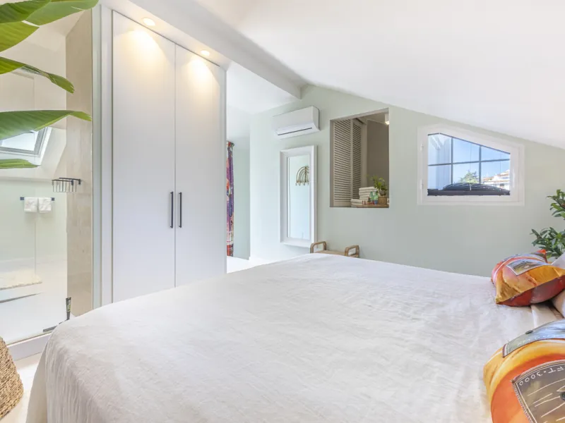 Situated in the sought-after urbanisation of Arco Iris in Altos de Puente Romano, this exceptional townhouse offers a rare opportunity to own one of the most spacious homes within the community. Set in the heart of Marbella's Golden Mile, just a short wal
