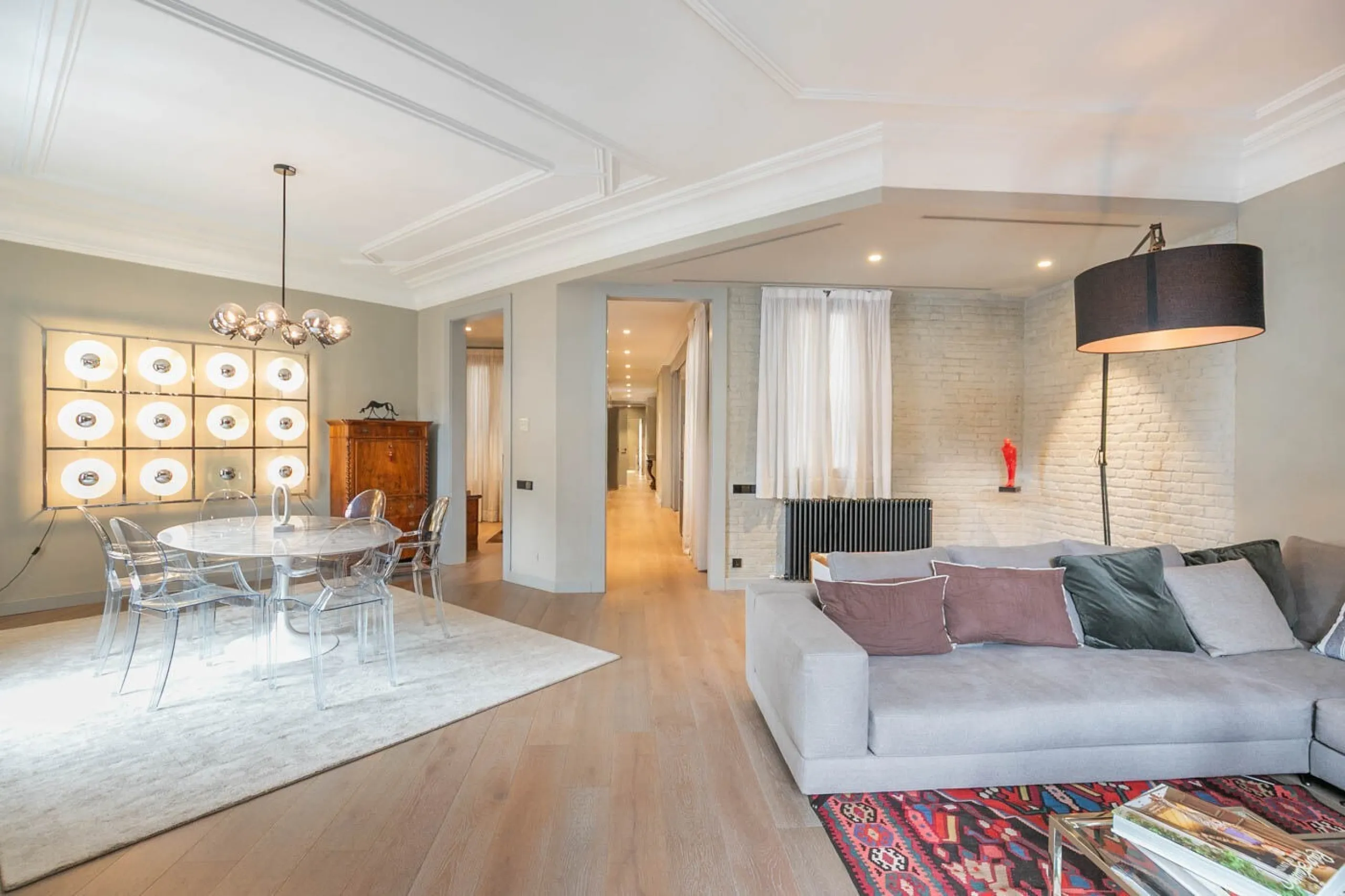 Stylish Flat in Eixample, Steps from Passeig de Gracia, Barcelona