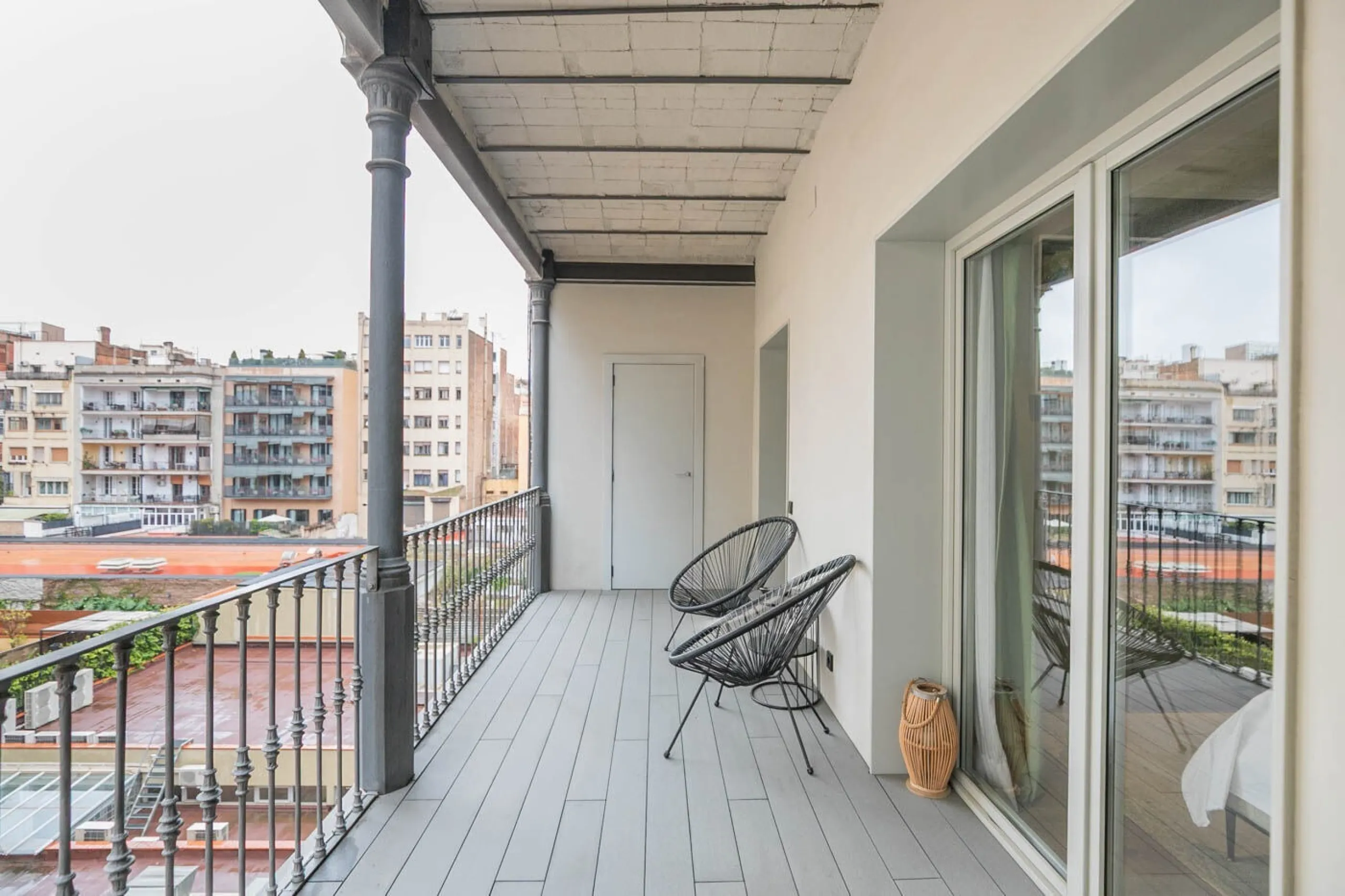 Stylish Flat in Eixample, Steps from Passeig de Gracia, Barcelona