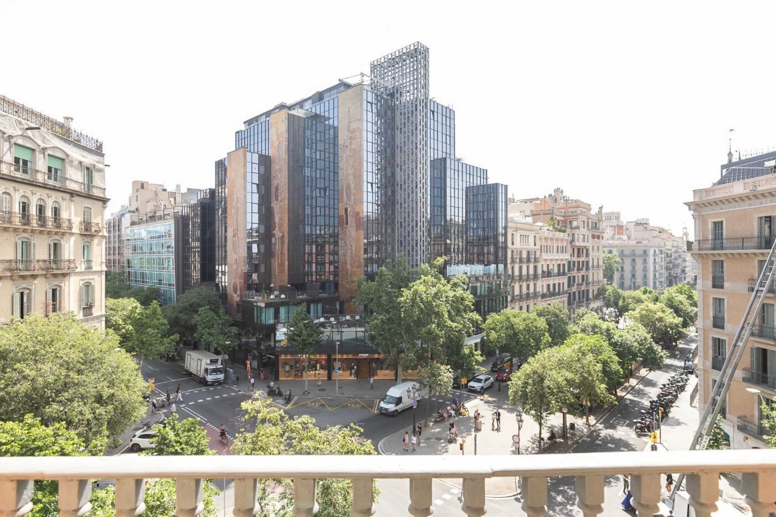 Stylish Flat in Eixample, Steps from Passeig de Gracia, Barcelona