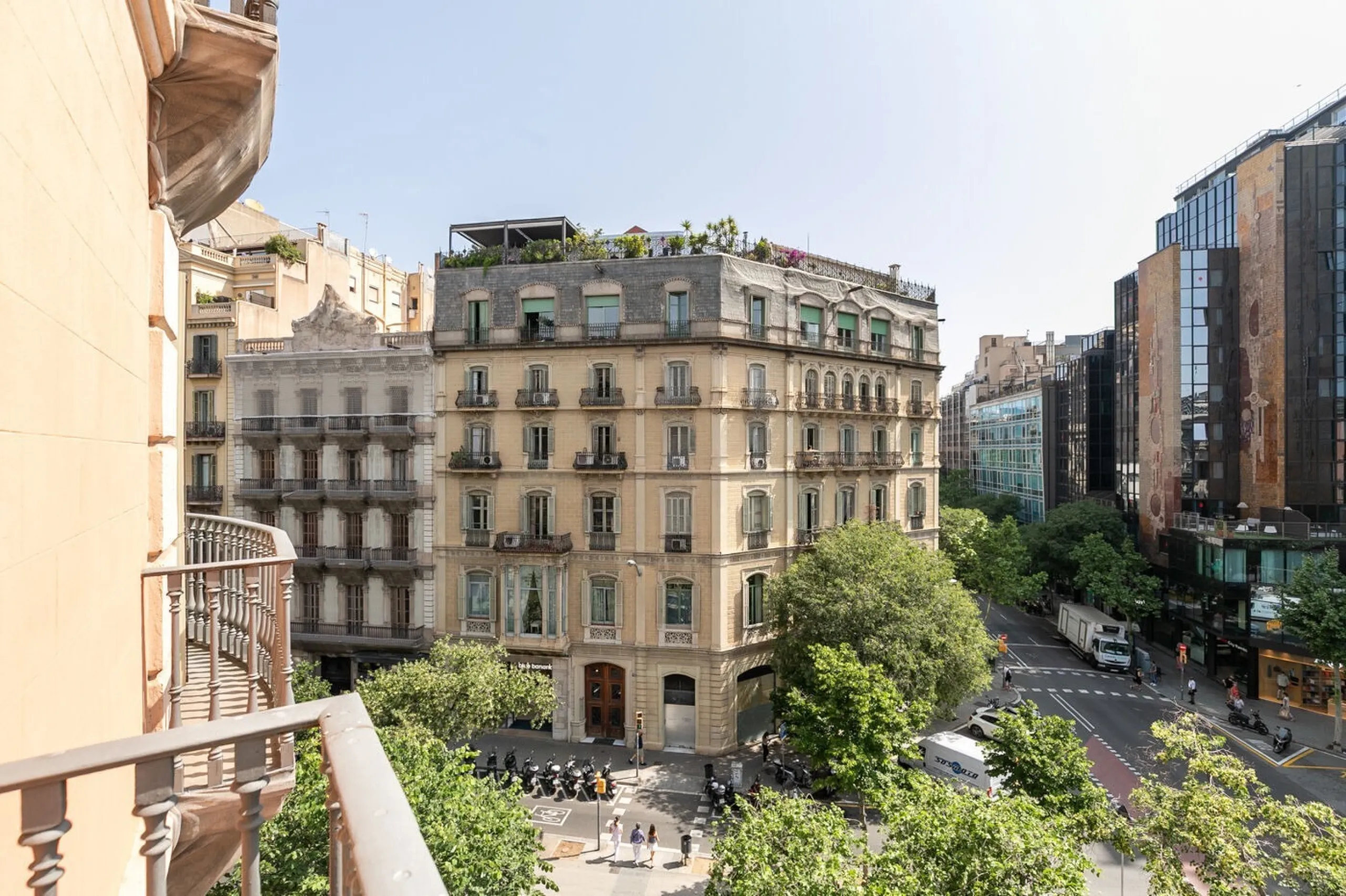 Stylish Flat in Eixample, Steps from Passeig de Gracia, Barcelona