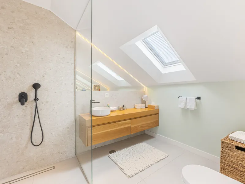 Situated in the sought-after urbanisation of Arco Iris in Altos de Puente Romano, this exceptional townhouse offers a rare opportunity to own one of the most spacious homes within the community. Set in the heart of Marbella's Golden Mile, just a short wal