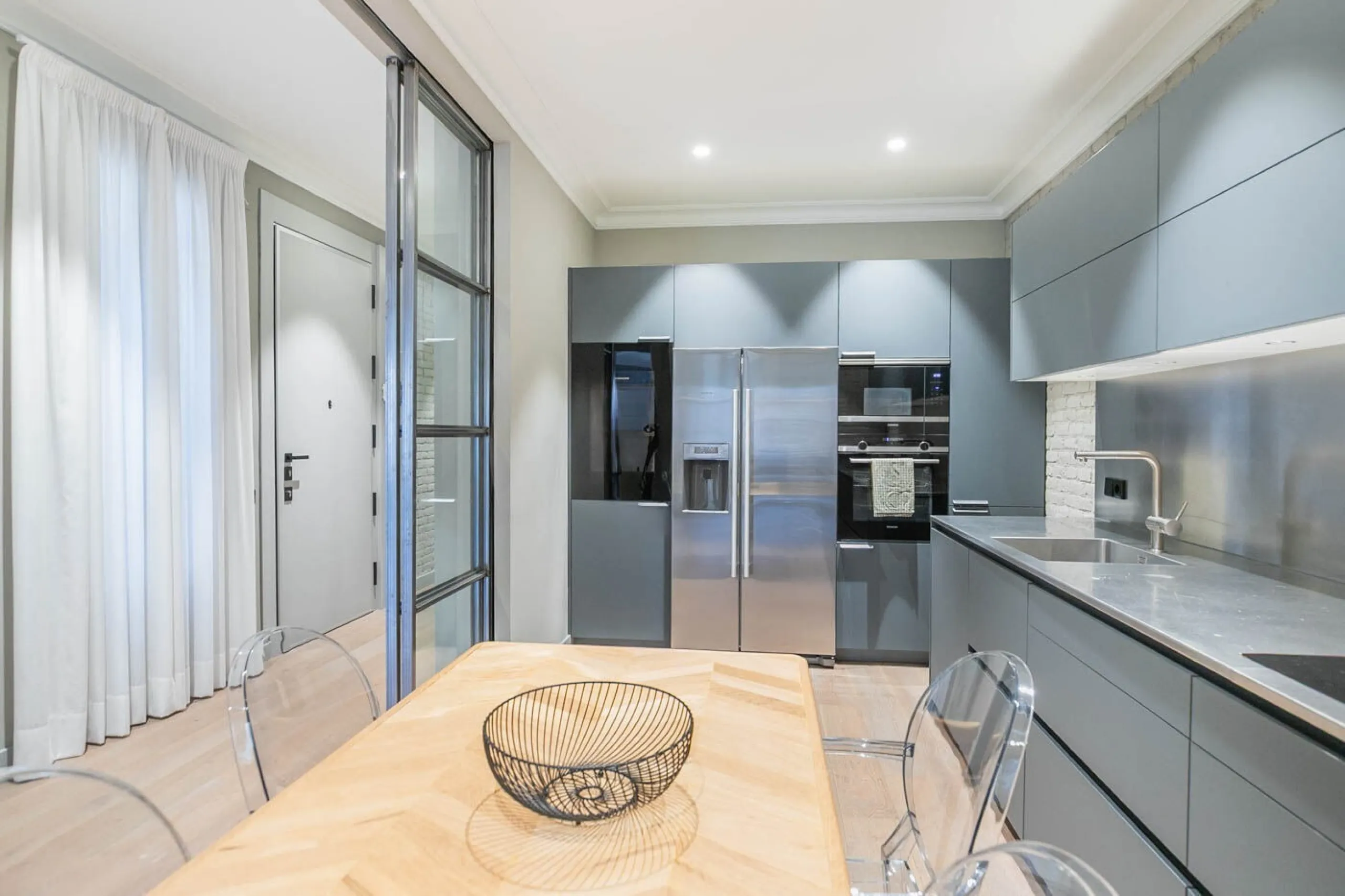 Stylish Flat in Eixample, Steps from Passeig de Gracia, Barcelona