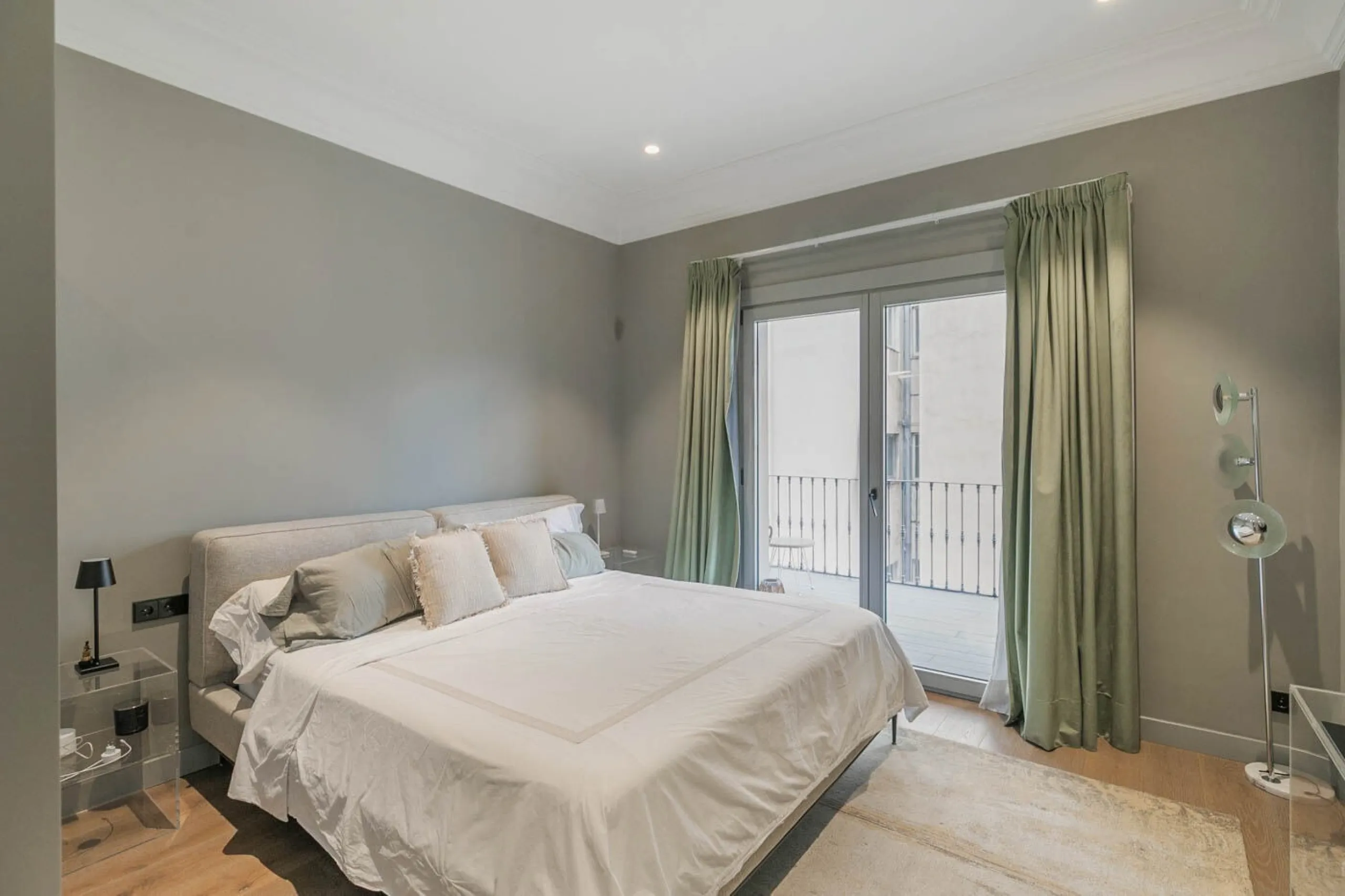 Stylish Flat in Eixample, Steps from Passeig de Gracia, Barcelona