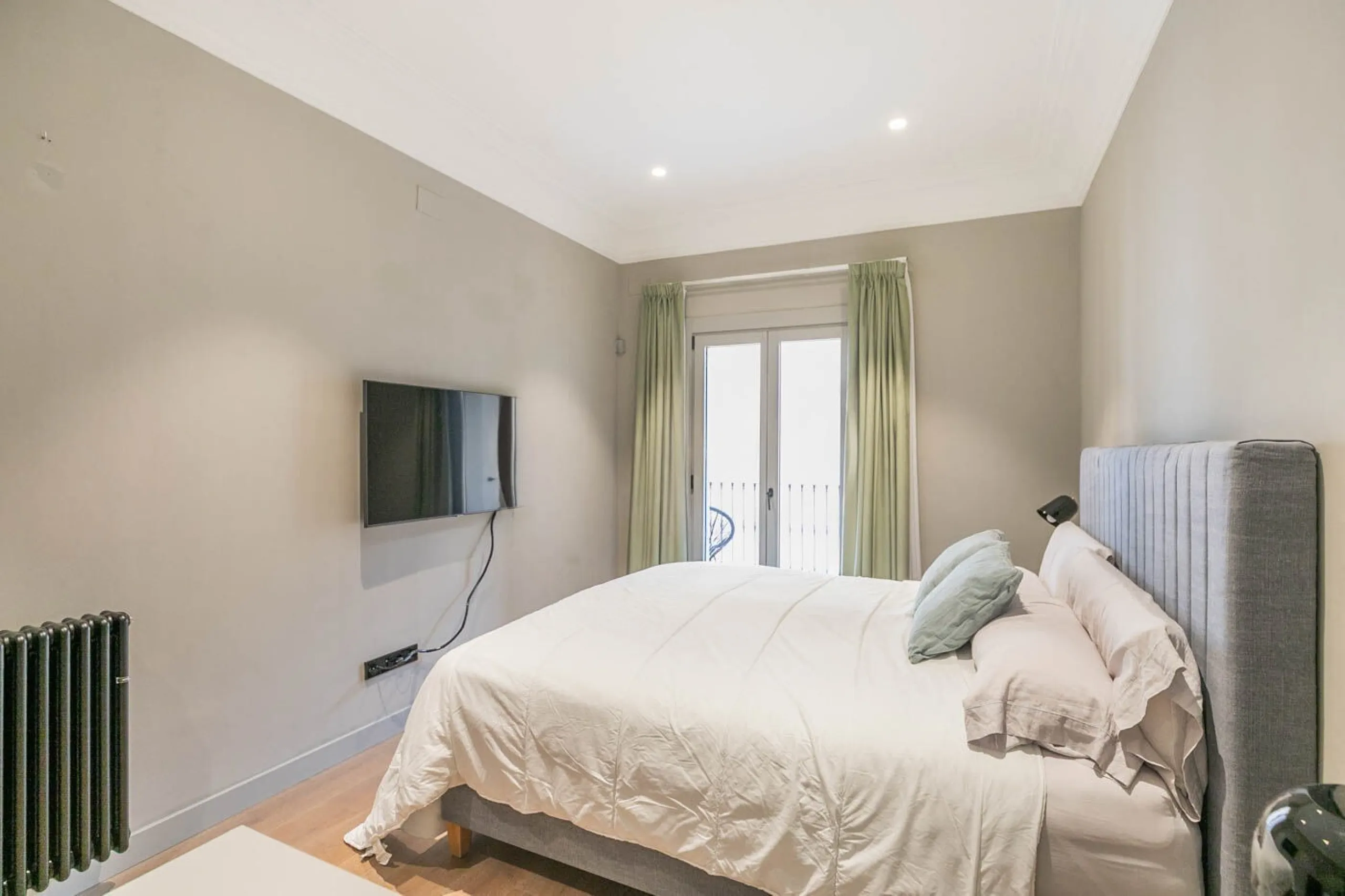 Stylish Flat in Eixample, Steps from Passeig de Gracia, Barcelona