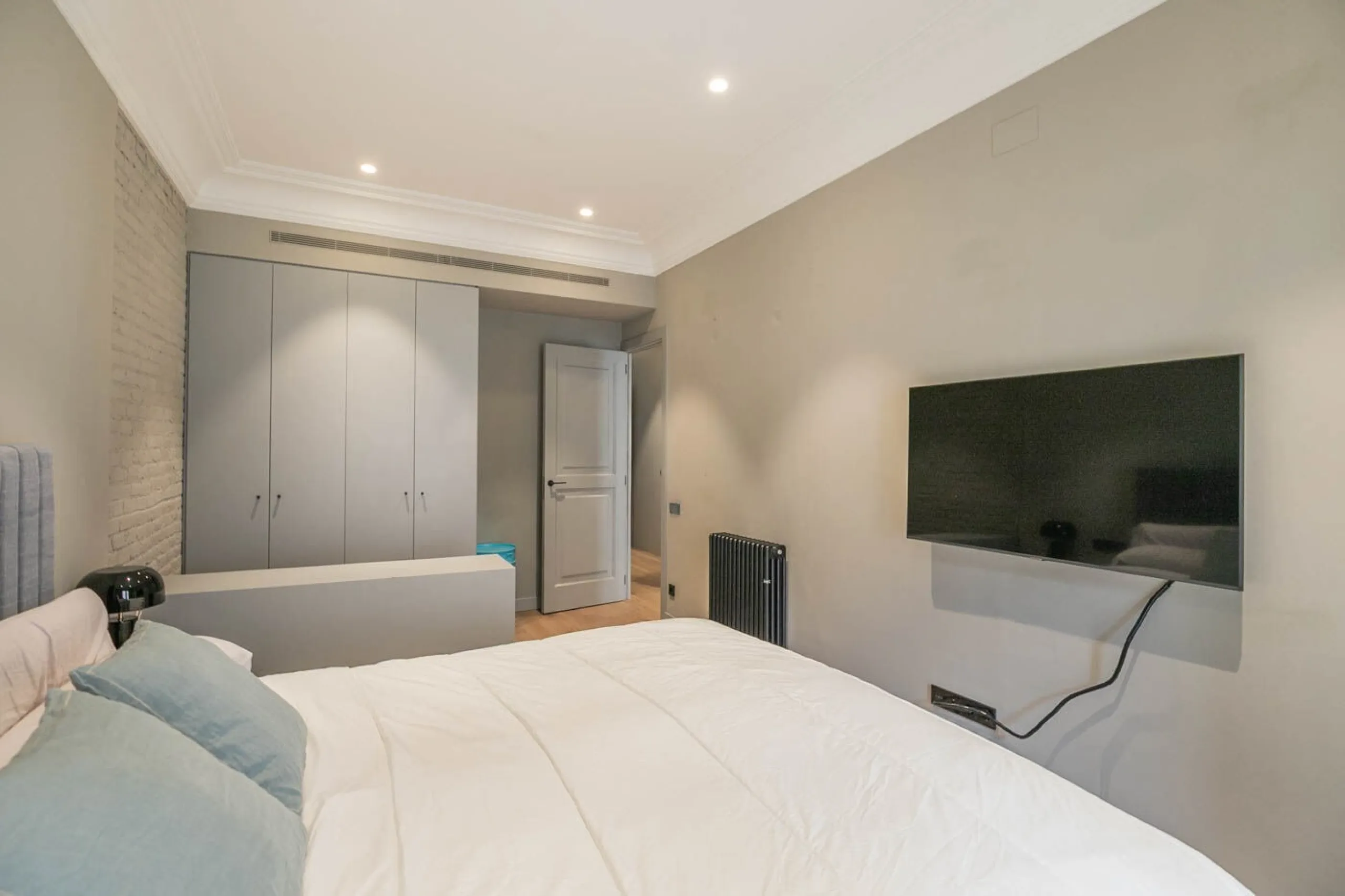 Stylish Flat in Eixample, Steps from Passeig de Gracia, Barcelona