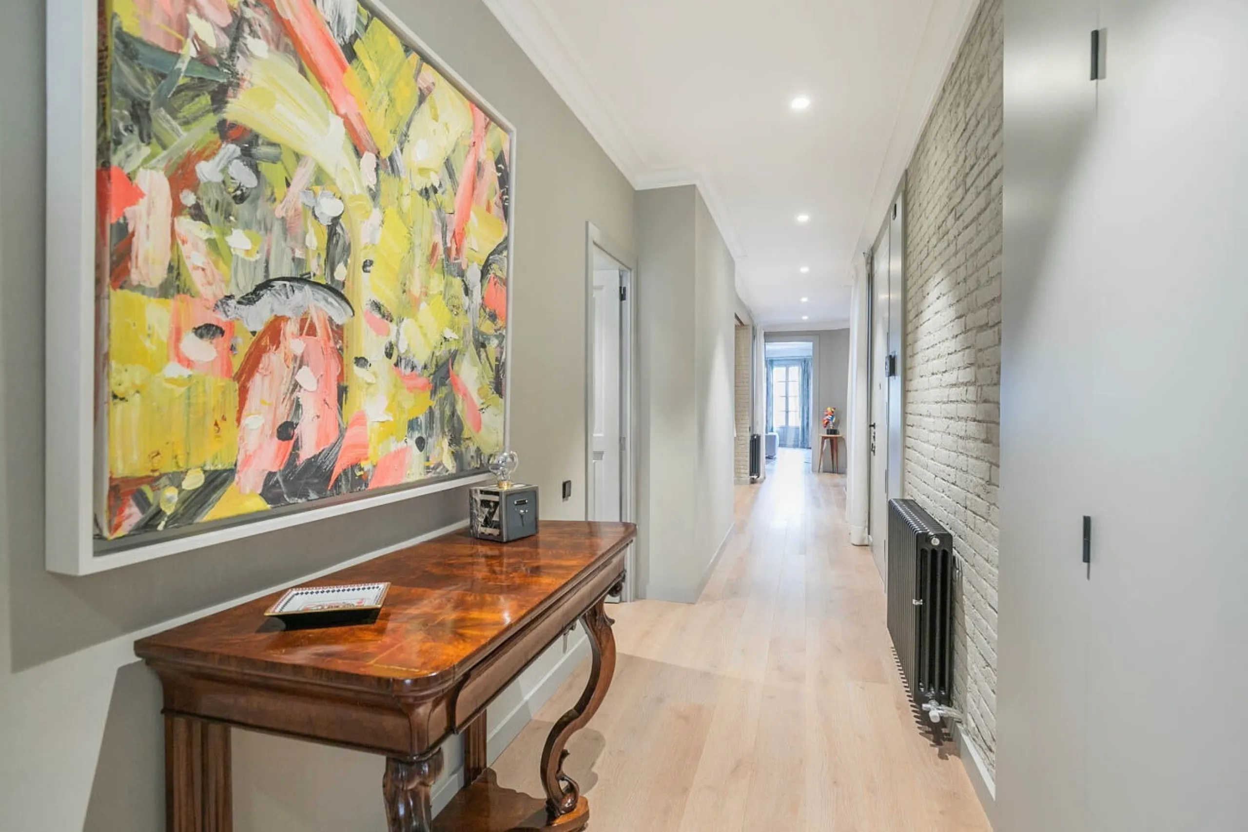 Stylish Flat in Eixample, Steps from Passeig de Gracia, Barcelona