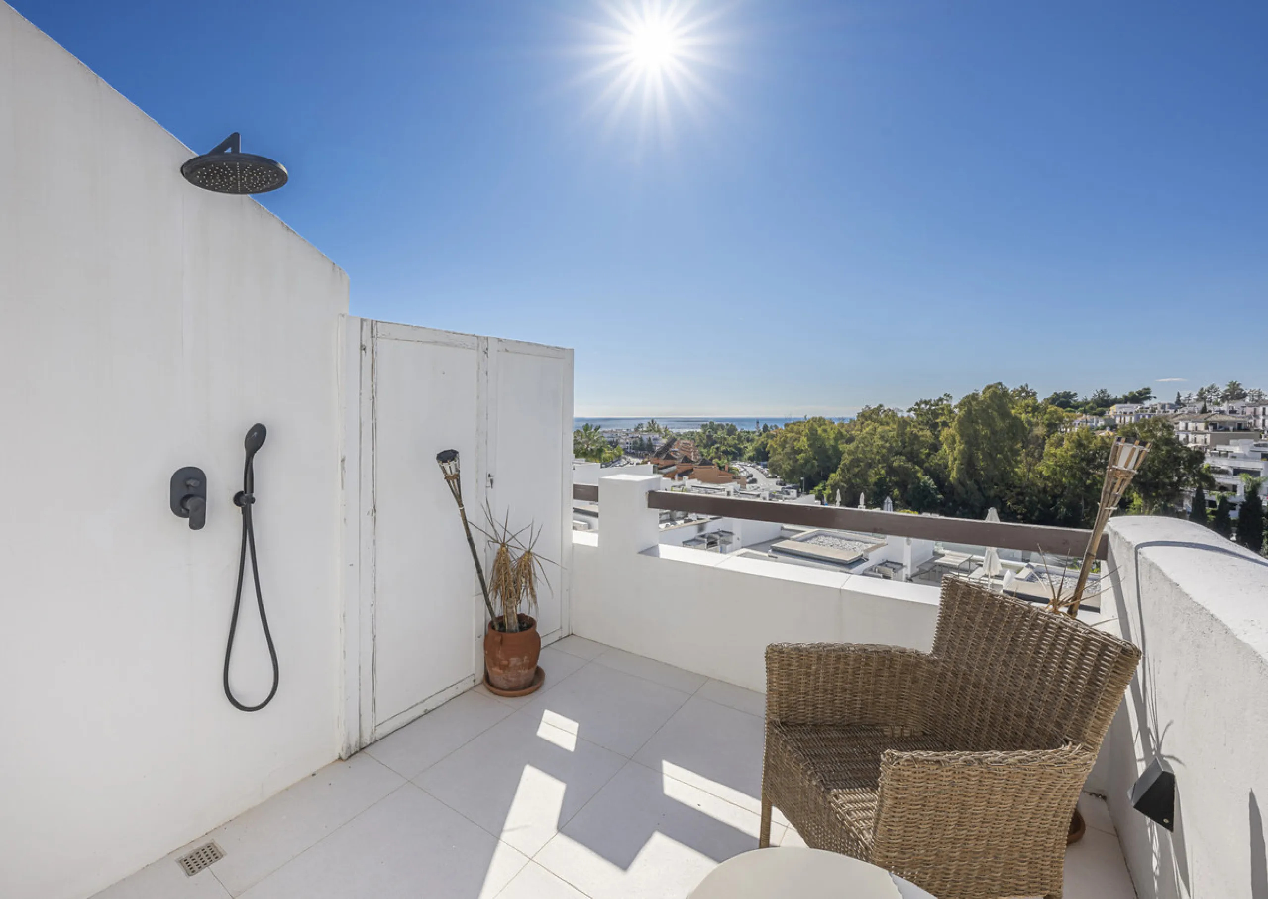Situated in the sought-after urbanisation of Arco Iris in Altos de Puente Romano, this exceptional townhouse offers a rare opportunity to own one of the most spacious homes within the community. Set in the heart of Marbella's Golden Mile, just a short wal