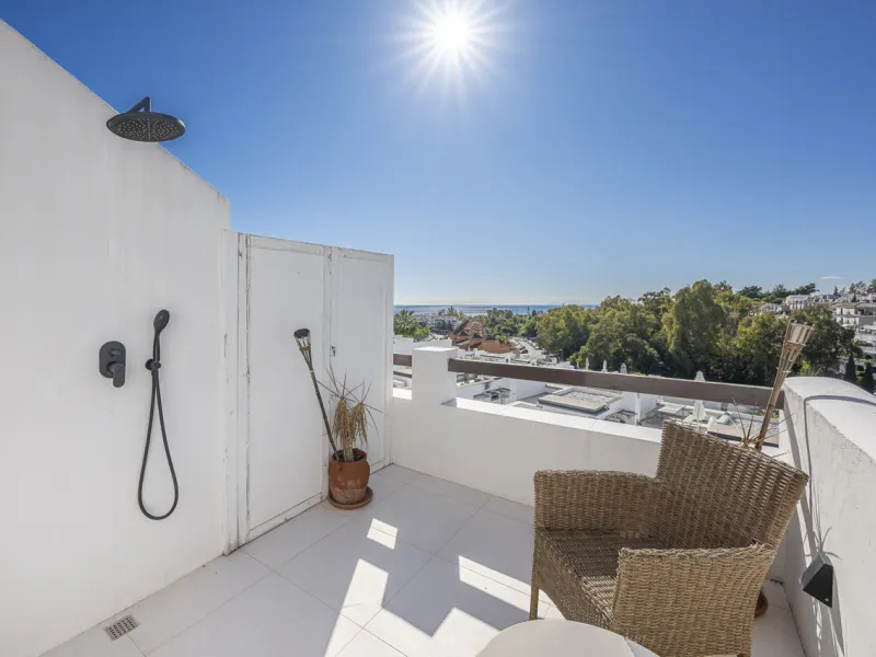 Situated in the sought-after urbanisation of Arco Iris in Altos de Puente Romano, this exceptional townhouse offers a rare opportunity to own one of the most spacious homes within the community. Set in the heart of Marbella's Golden Mile, just a short wal