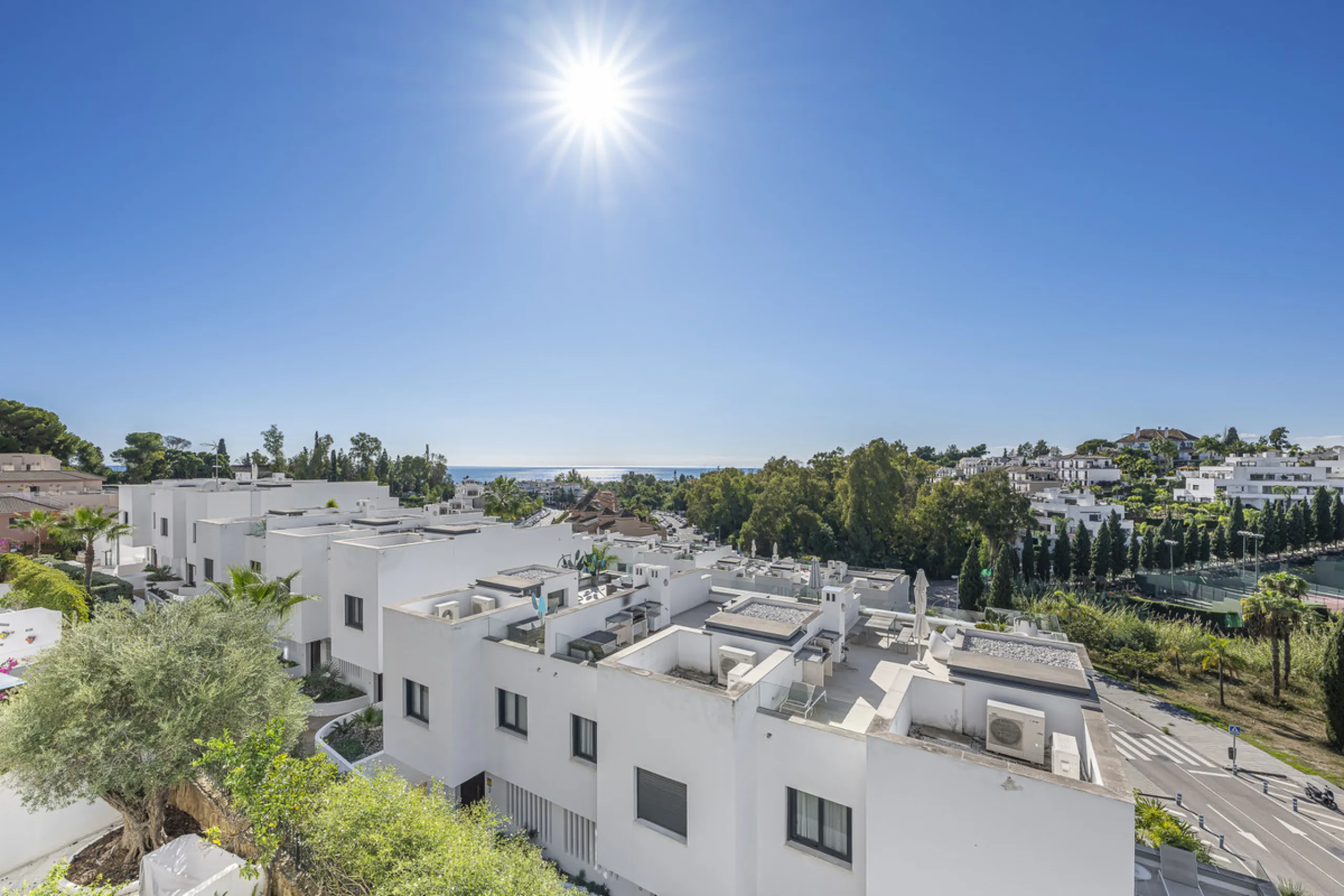 Situated in the sought-after urbanisation of Arco Iris in Altos de Puente Romano, this exceptional townhouse offers a rare opportunity to own one of the most spacious homes within the community. Set in the heart of Marbella's Golden Mile, just a short wal