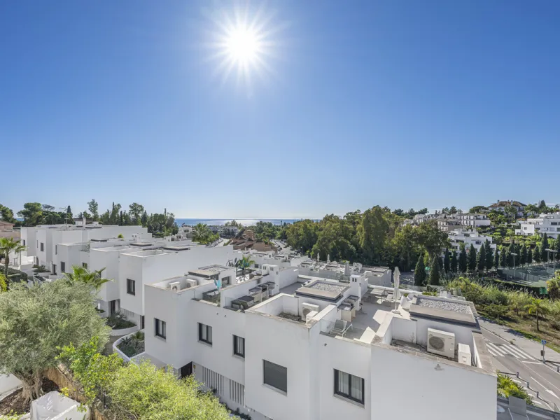 Situated in the sought-after urbanisation of Arco Iris in Altos de Puente Romano, this exceptional townhouse offers a rare opportunity to own one of the most spacious homes within the community. Set in the heart of Marbella's Golden Mile, just a short wal