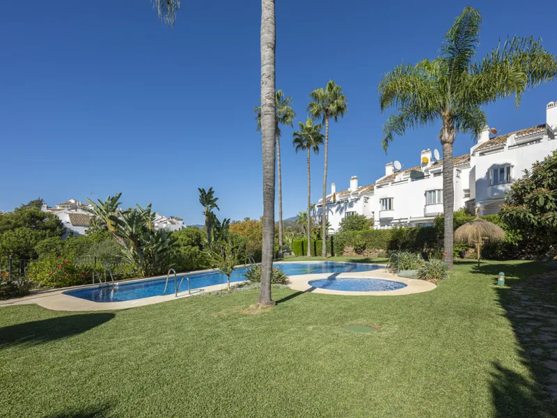 Situated in the sought-after urbanisation of Arco Iris in Altos de Puente Romano, this exceptional townhouse offers a rare opportunity to own one of the most spacious homes within the community. Set in the heart of Marbella's Golden Mile, just a short wal