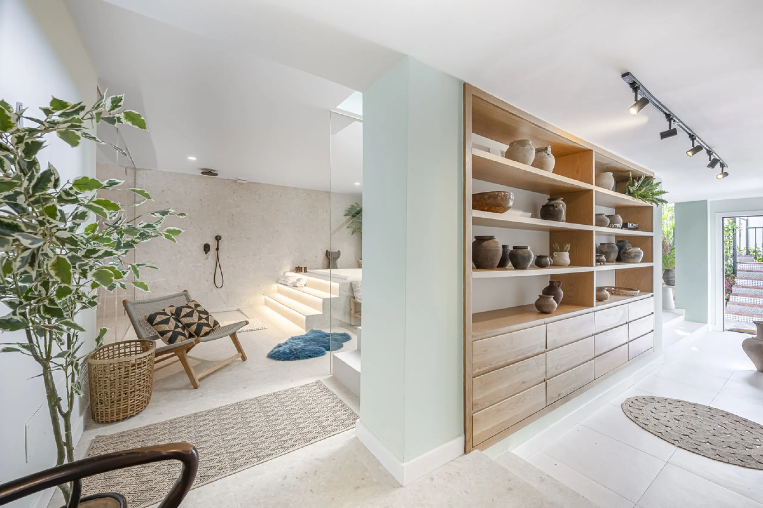 Situated in the sought-after urbanisation of Arco Iris in Altos de Puente Romano, this exceptional townhouse offers a rare opportunity to own one of the most spacious homes within the community. Set in the heart of Marbella's Golden Mile, just a short wal