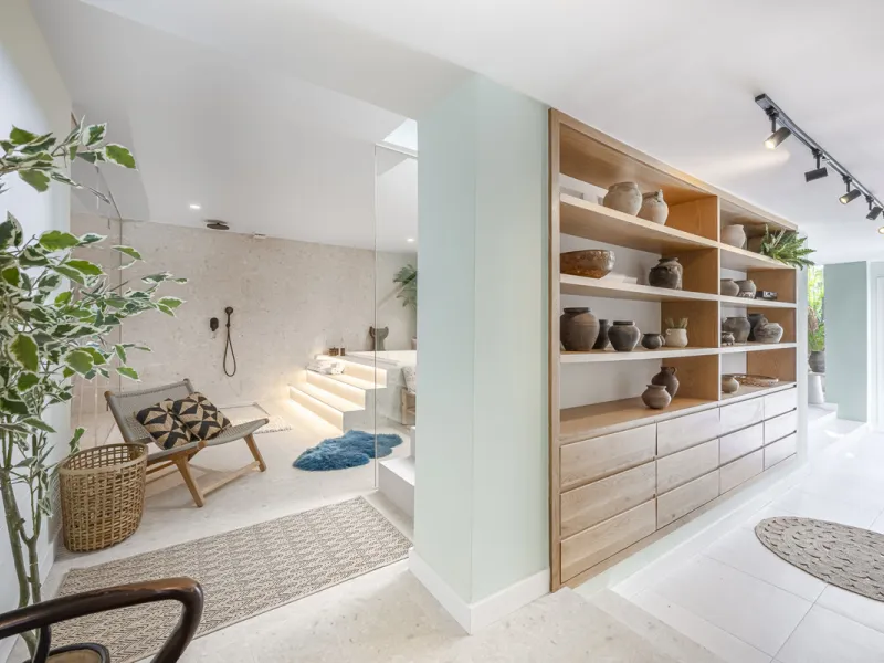 Situated in the sought-after urbanisation of Arco Iris in Altos de Puente Romano, this exceptional townhouse offers a rare opportunity to own one of the most spacious homes within the community. Set in the heart of Marbella's Golden Mile, just a short wal