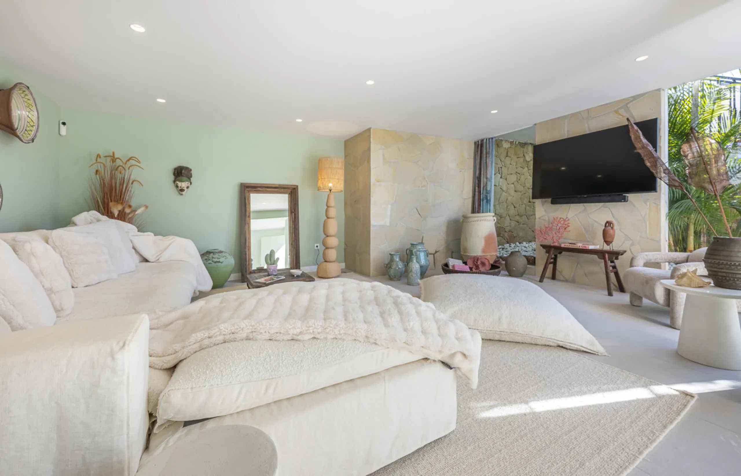 Situated in the sought-after urbanisation of Arco Iris in Altos de Puente Romano, this exceptional townhouse offers a rare opportunity to own one of the most spacious homes within the community. Set in the heart of Marbella's Golden Mile, just a short wal