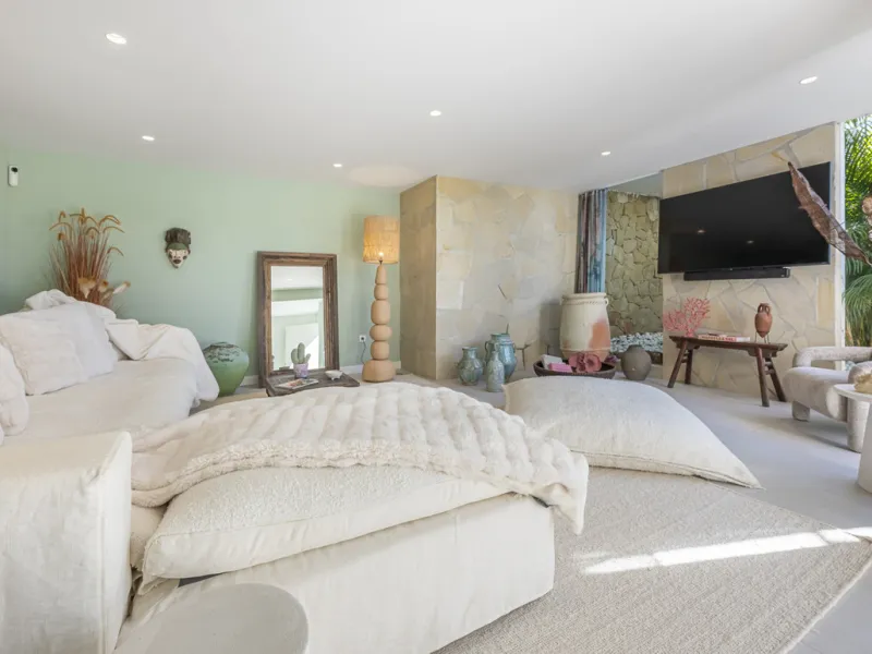 Situated in the sought-after urbanisation of Arco Iris in Altos de Puente Romano, this exceptional townhouse offers a rare opportunity to own one of the most spacious homes within the community. Set in the heart of Marbella's Golden Mile, just a short wal