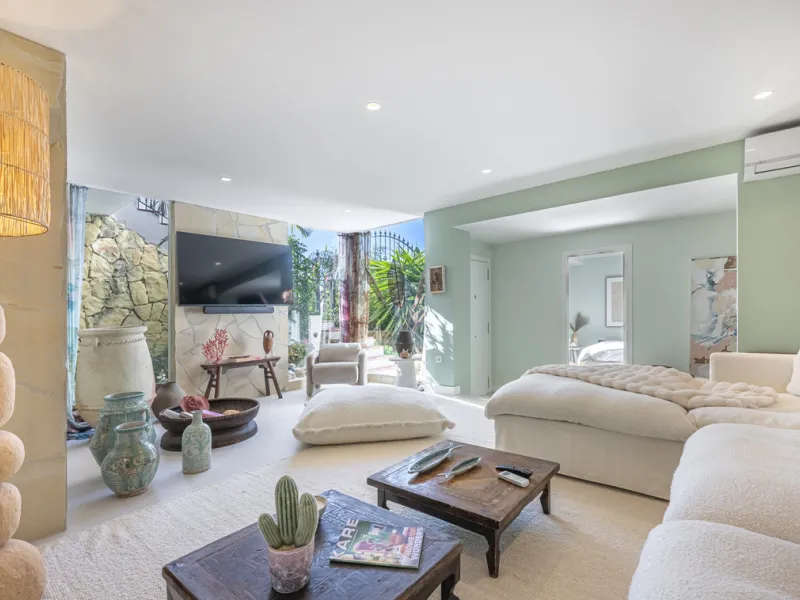 Situated in the sought-after urbanisation of Arco Iris in Altos de Puente Romano, this exceptional townhouse offers a rare opportunity to own one of the most spacious homes within the community. Set in the heart of Marbella's Golden Mile, just a short wal