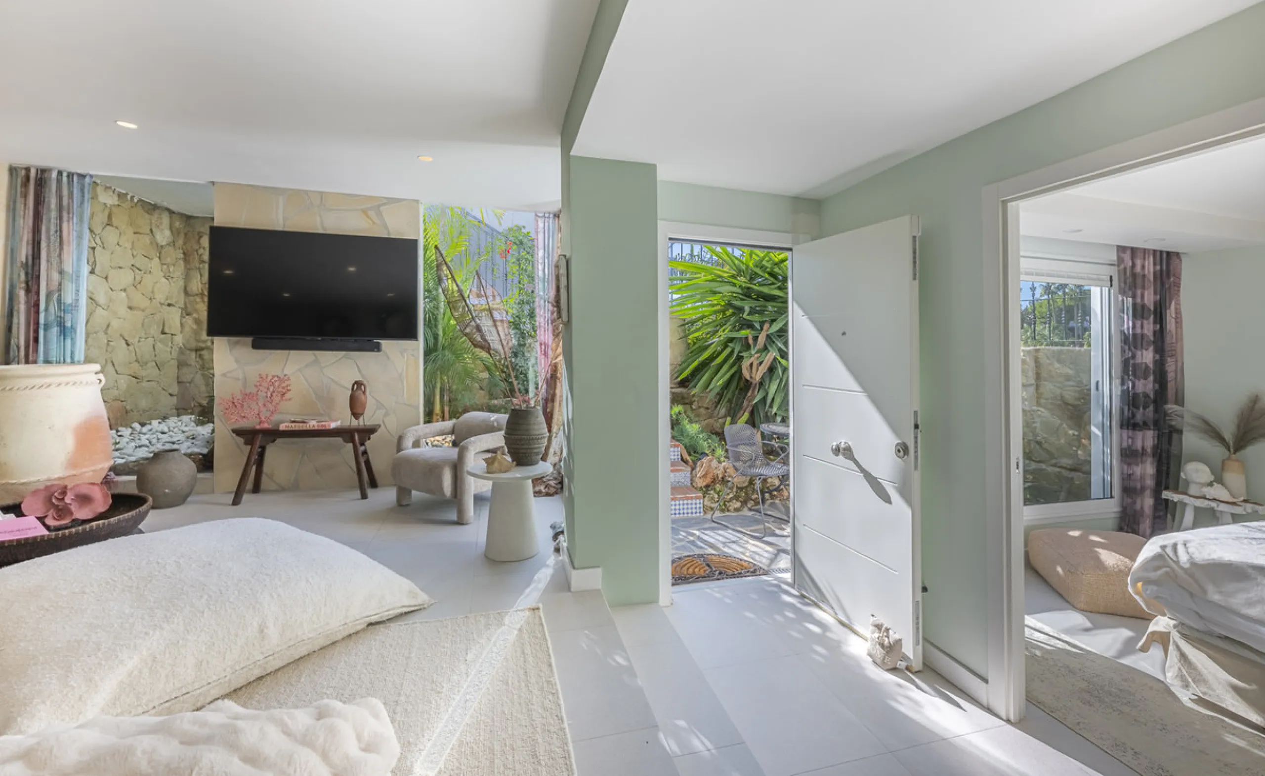 Situated in the sought-after urbanisation of Arco Iris in Altos de Puente Romano, this exceptional townhouse offers a rare opportunity to own one of the most spacious homes within the community. Set in the heart of Marbella's Golden Mile, just a short wal