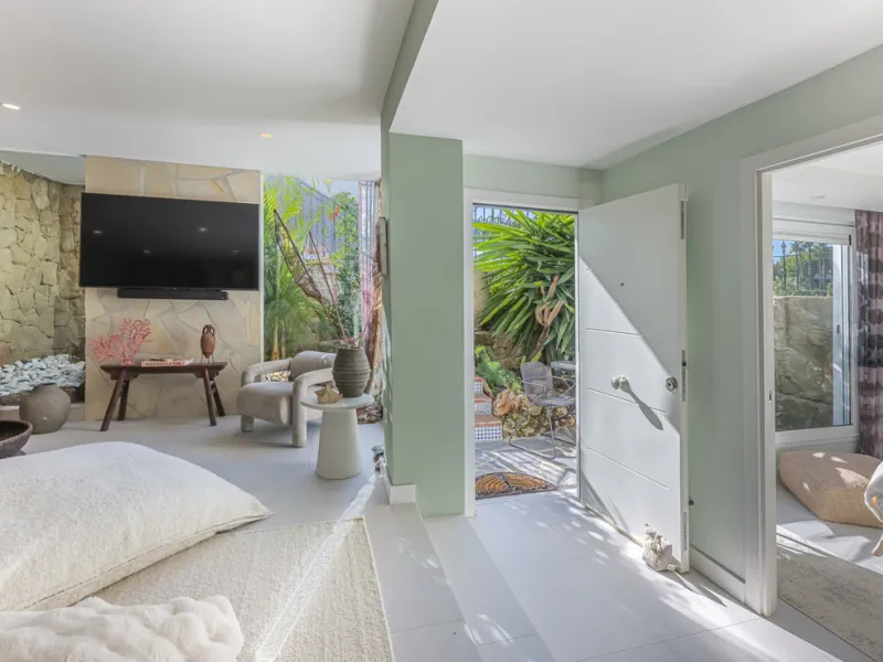 Situated in the sought-after urbanisation of Arco Iris in Altos de Puente Romano, this exceptional townhouse offers a rare opportunity to own one of the most spacious homes within the community. Set in the heart of Marbella's Golden Mile, just a short wal