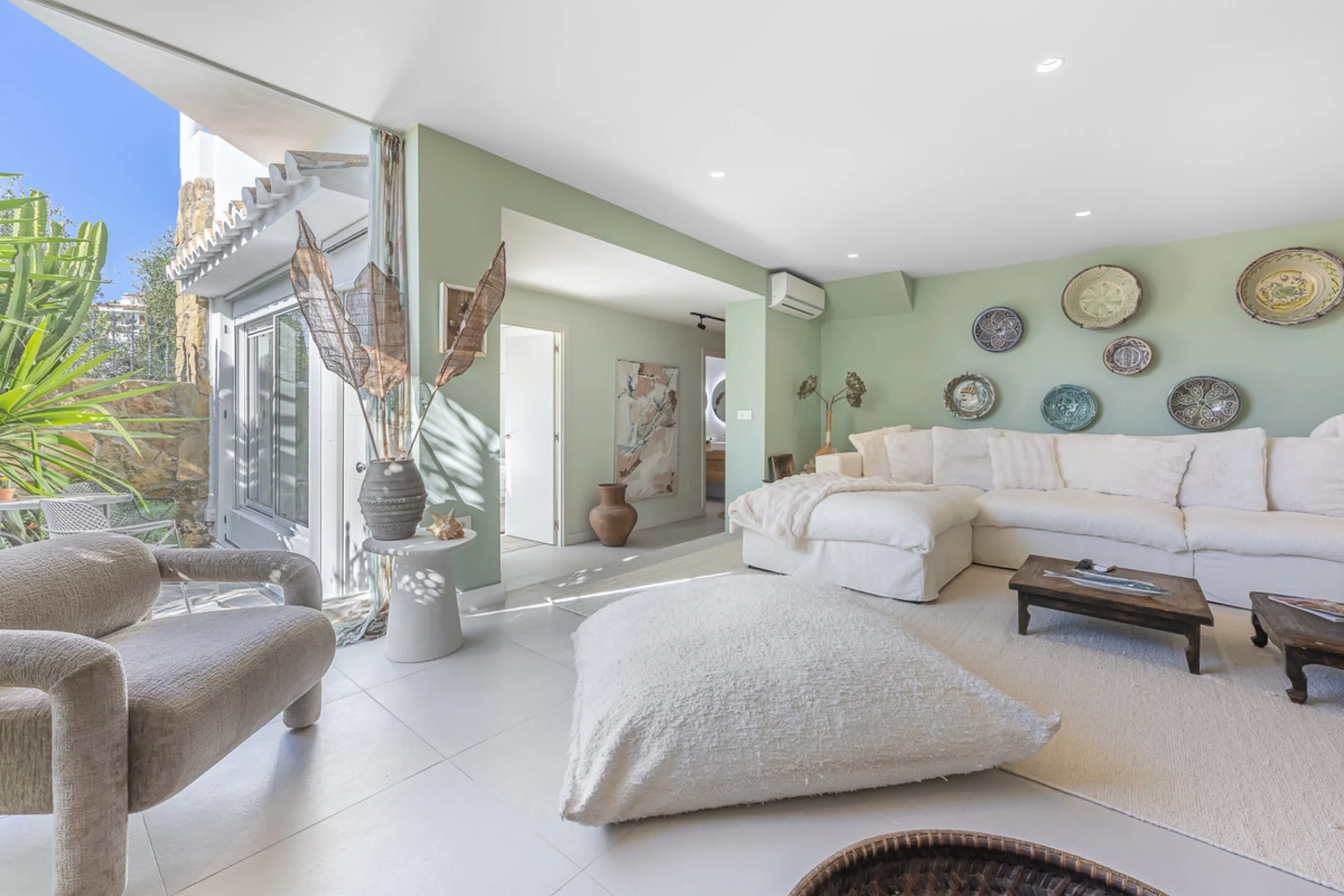 Situated in the sought-after urbanisation of Arco Iris in Altos de Puente Romano, this exceptional townhouse offers a rare opportunity to own one of the most spacious homes within the community. Set in the heart of Marbella's Golden Mile, just a short wal