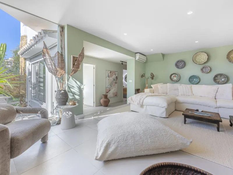 Situated in the sought-after urbanisation of Arco Iris in Altos de Puente Romano, this exceptional townhouse offers a rare opportunity to own one of the most spacious homes within the community. Set in the heart of Marbella's Golden Mile, just a short wal