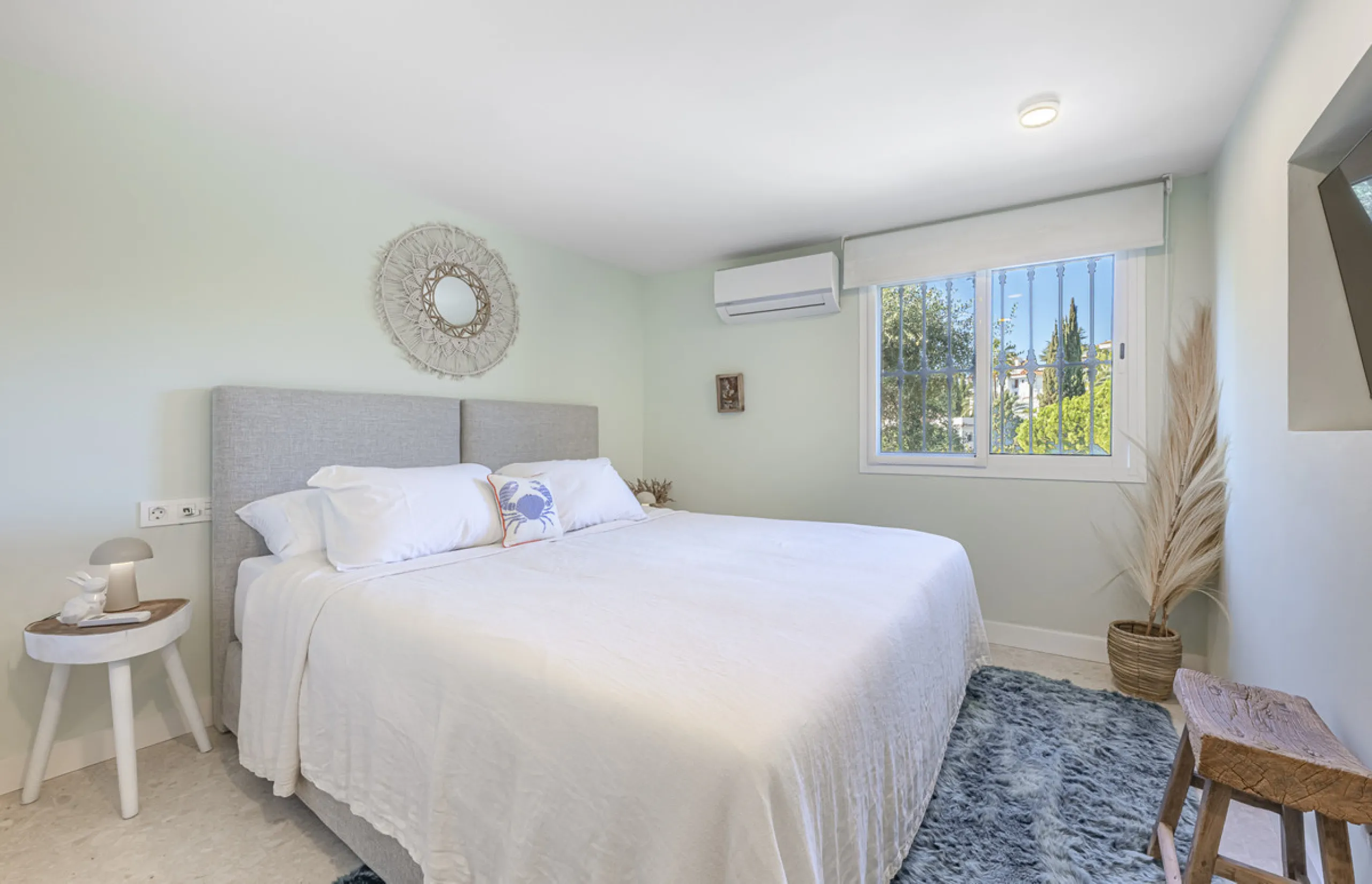 Situated in the sought-after urbanisation of Arco Iris in Altos de Puente Romano, this exceptional townhouse offers a rare opportunity to own one of the most spacious homes within the community. Set in the heart of Marbella's Golden Mile, just a short wal