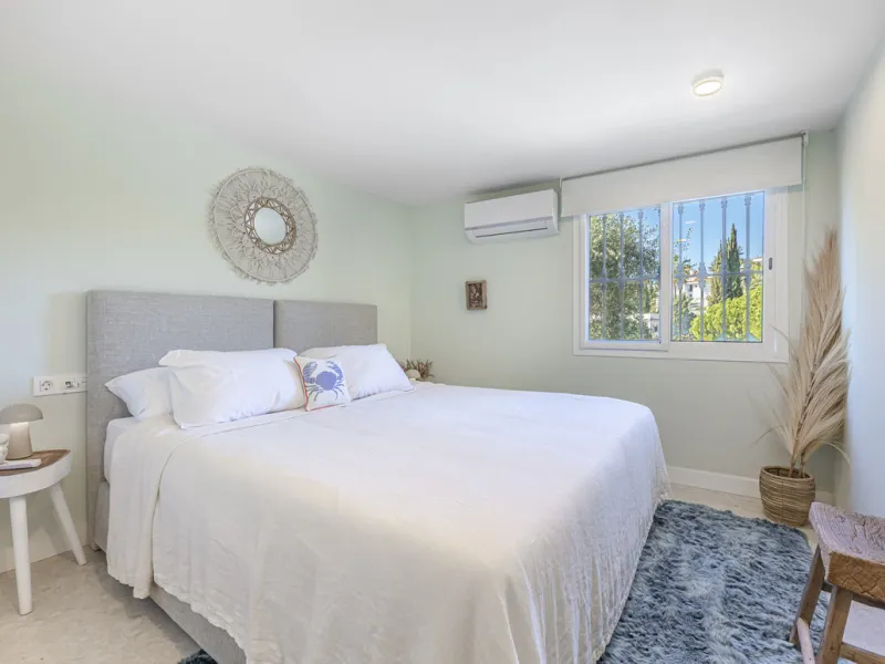 Situated in the sought-after urbanisation of Arco Iris in Altos de Puente Romano, this exceptional townhouse offers a rare opportunity to own one of the most spacious homes within the community. Set in the heart of Marbella's Golden Mile, just a short wal
