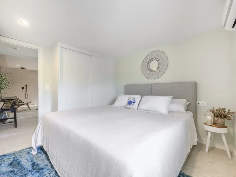 Situated in the sought-after urbanisation of Arco Iris in Altos de Puente Romano, this exceptional townhouse offers a rare opportunity to own one of the most spacious homes within the community. Set in the heart of Marbella's Golden Mile, just a short wal