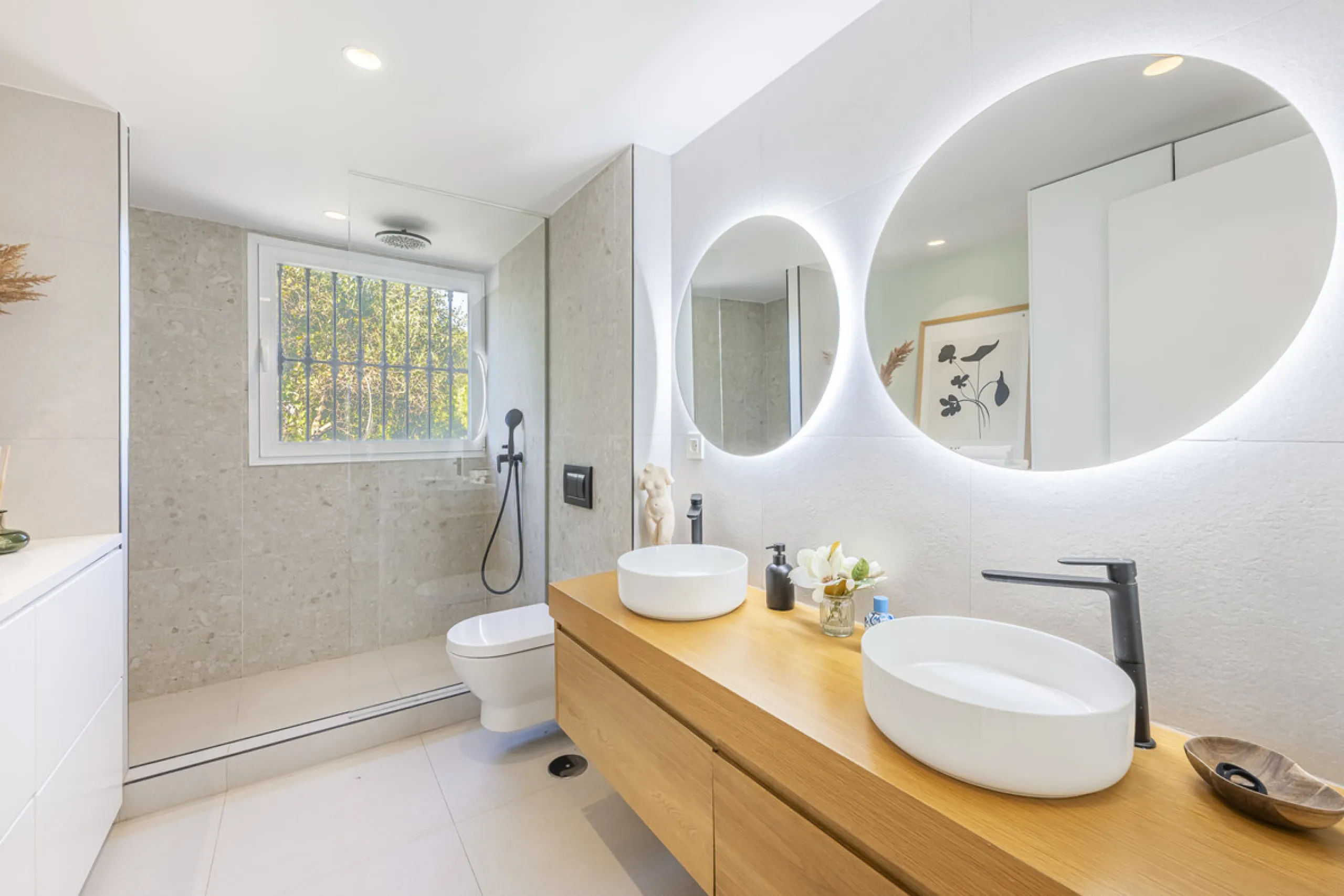 Situated in the sought-after urbanisation of Arco Iris in Altos de Puente Romano, this exceptional townhouse offers a rare opportunity to own one of the most spacious homes within the community. Set in the heart of Marbella's Golden Mile, just a short wal