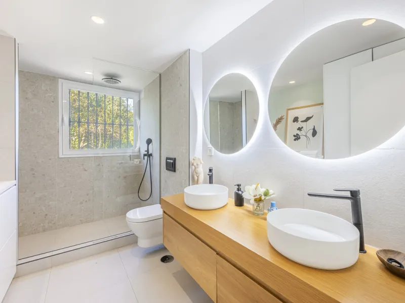 Situated in the sought-after urbanisation of Arco Iris in Altos de Puente Romano, this exceptional townhouse offers a rare opportunity to own one of the most spacious homes within the community. Set in the heart of Marbella's Golden Mile, just a short wal