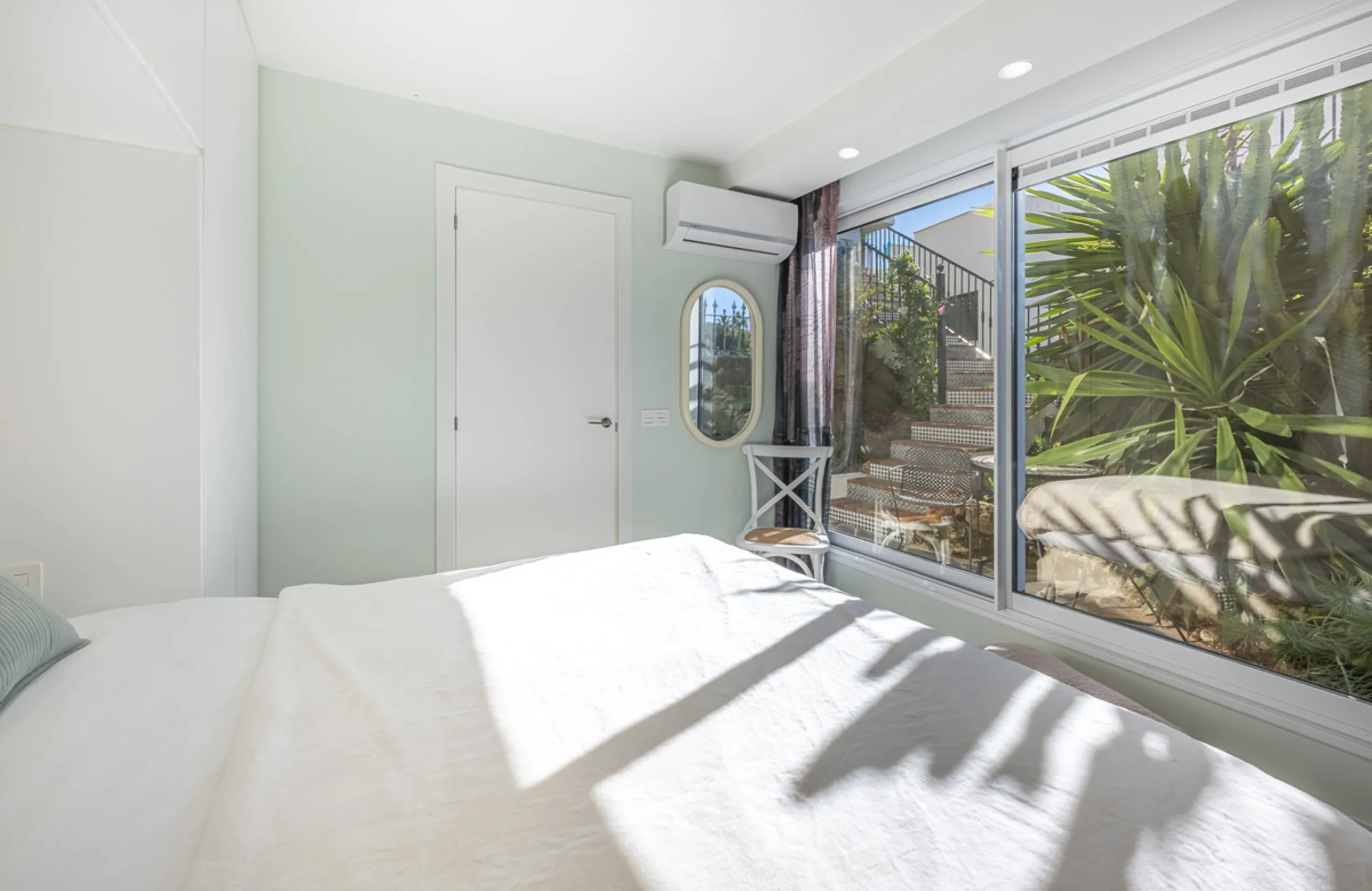 Situated in the sought-after urbanisation of Arco Iris in Altos de Puente Romano, this exceptional townhouse offers a rare opportunity to own one of the most spacious homes within the community. Set in the heart of Marbella's Golden Mile, just a short wal