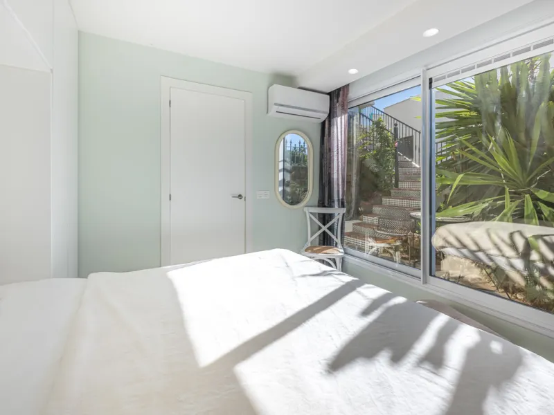 Situated in the sought-after urbanisation of Arco Iris in Altos de Puente Romano, this exceptional townhouse offers a rare opportunity to own one of the most spacious homes within the community. Set in the heart of Marbella's Golden Mile, just a short wal