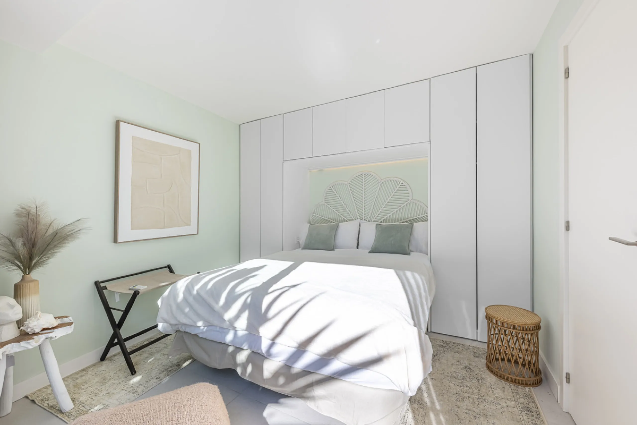Situated in the sought-after urbanisation of Arco Iris in Altos de Puente Romano, this exceptional townhouse offers a rare opportunity to own one of the most spacious homes within the community. Set in the heart of Marbella's Golden Mile, just a short wal