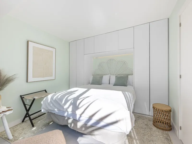 Situated in the sought-after urbanisation of Arco Iris in Altos de Puente Romano, this exceptional townhouse offers a rare opportunity to own one of the most spacious homes within the community. Set in the heart of Marbella's Golden Mile, just a short wal